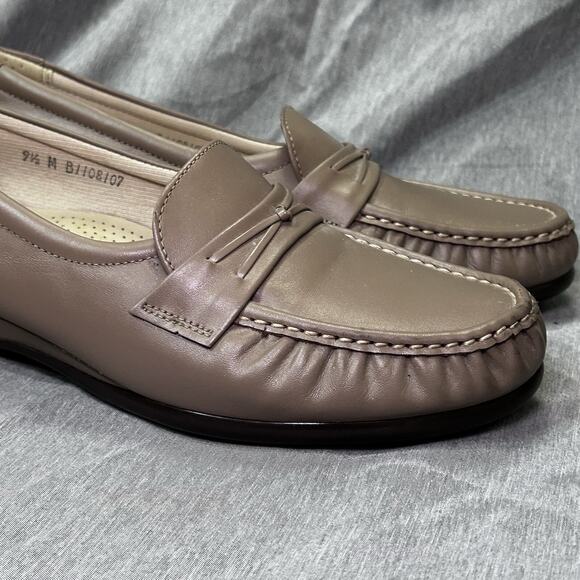 SAS Easier Loafers Clogs Shoes Womens Size 9.5 M Beige Leather Slip On Comfort - Picture 3 of 16